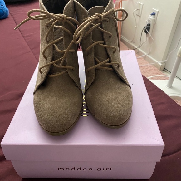 Adorable Booties! - Picture 2 of 4